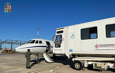 Neonata in pericolo di vita: volo ambulanza d’urgenza da Cagliari a Milano con un aereo dell’Aeronautica Militare