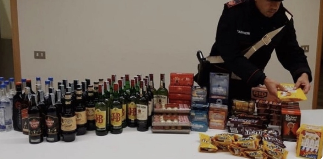 Labico: Rubavano superalcolici in un supermercato, arrestati dai Carabinieri