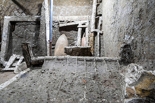 Pompei, gli attrezzi di un carpentiere in un ambiente servile della Villa di Civita Giuliana