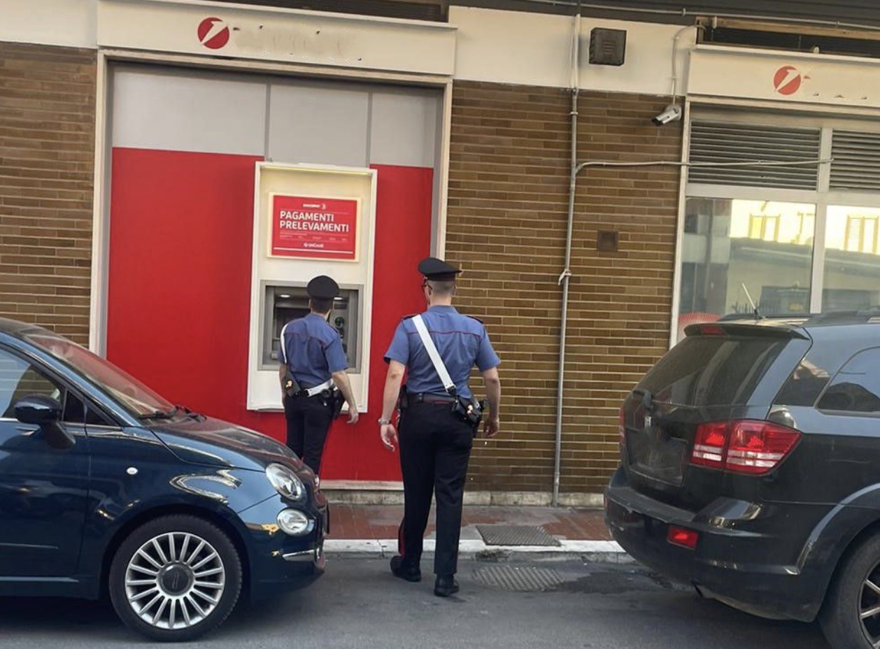 Colleferro: uomo preleva al bancomat ma non ritira i soldi. 60enne se ne accorge e porta il denaro ai Carabinieri