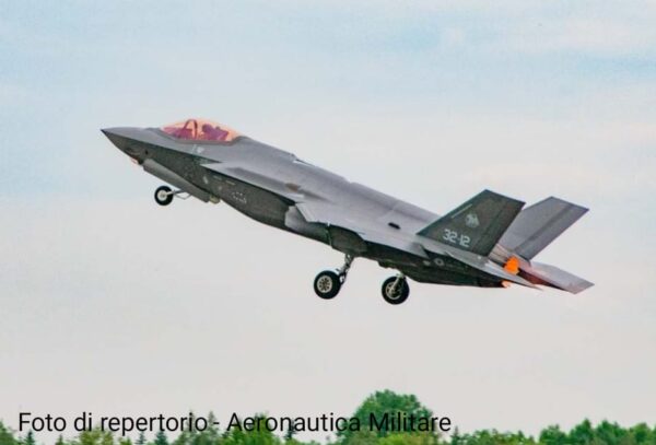 Aereo di linea diretto a Roma perde contatti radio, in volo due F-35 Aeronautica Militare