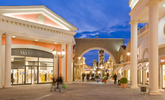 Rubano due paia di scarpe all’interno dell’Outlet di Valmontone