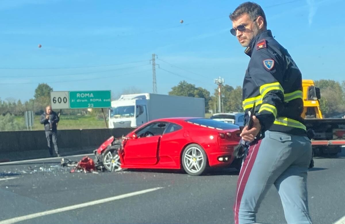 Colleferro, incidente in autostrada: distrutta una Ferrari