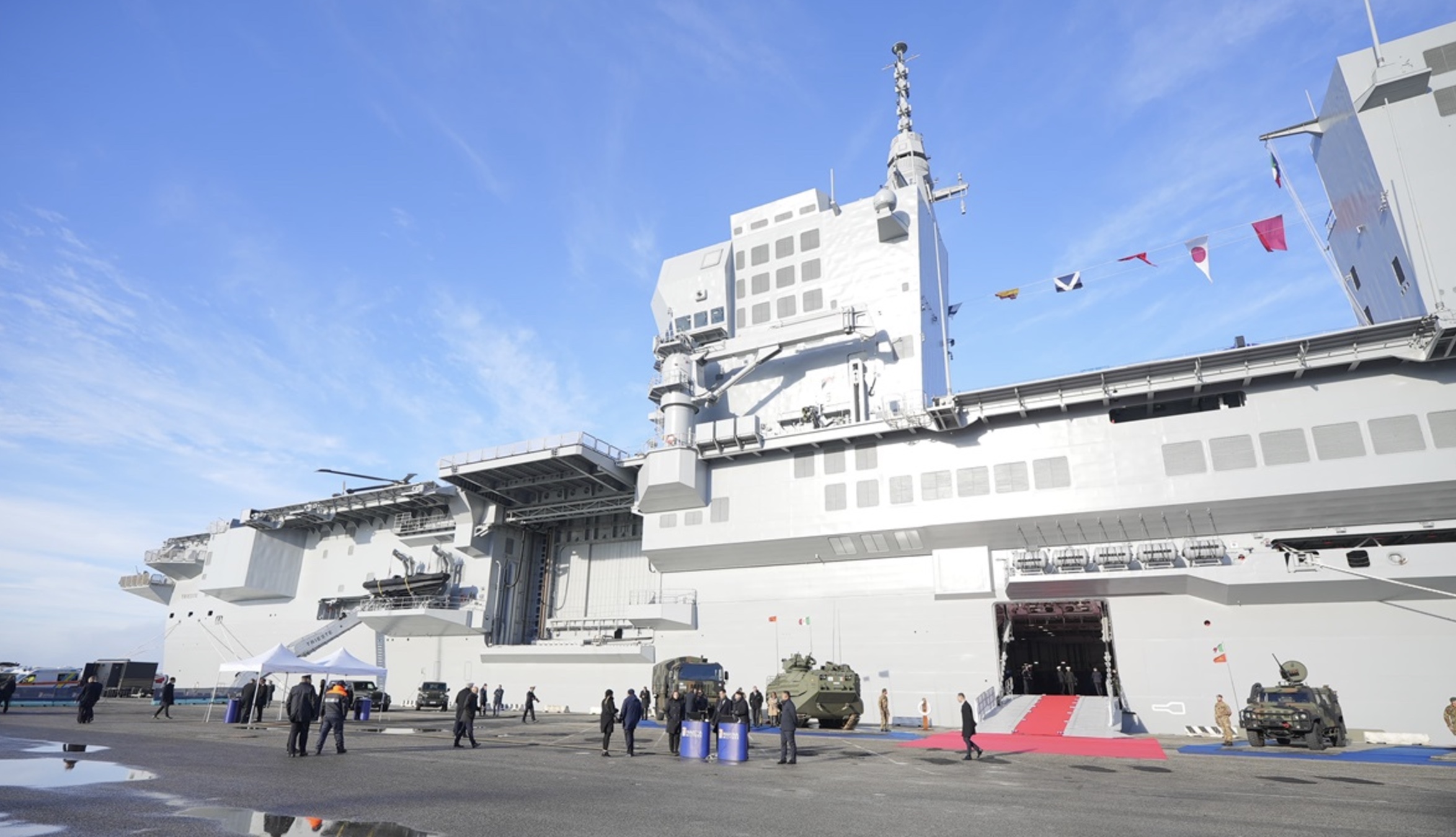 L’Italia ha Nave Trieste: la più grande unità navale della Marina Militare