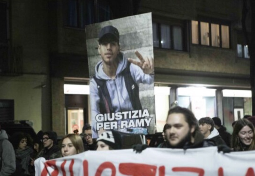 Violenze a Roma durante la manifestazione “Giustizia per Ramy”. Otto agenti feriti